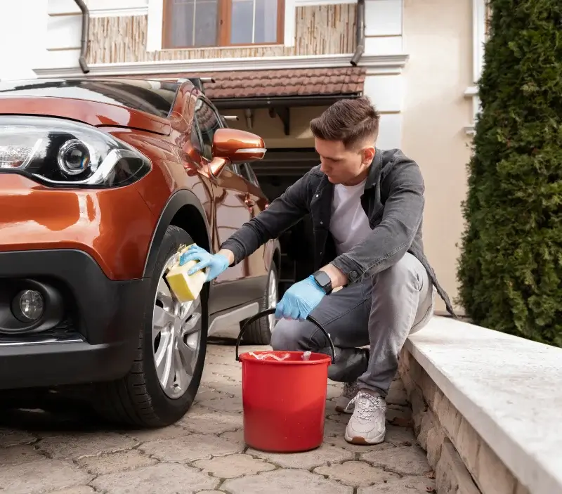 Lavage auto à domicile Saint-Benin-des-Bois : professionnel intervenant sur un véhicule